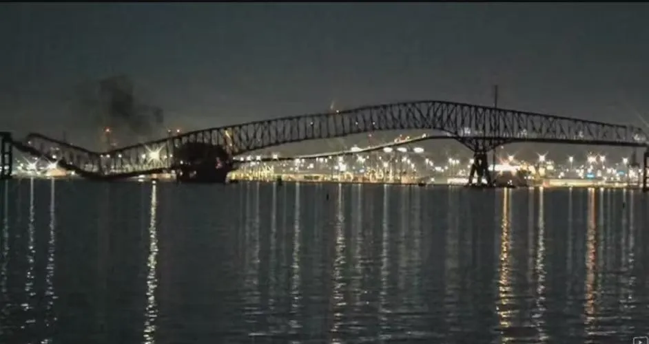 Ponte em Baltimore destruída após embarcação se chocar contra a construção, em 26 de março de 2024