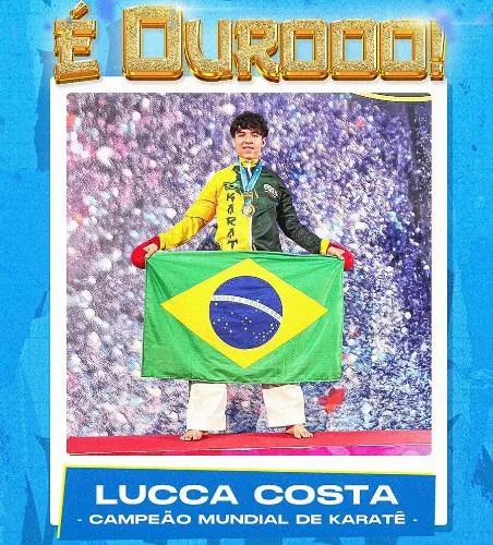 Jogador Piauiense Lucca Costa em pódio segurando a bandeira do Brasil